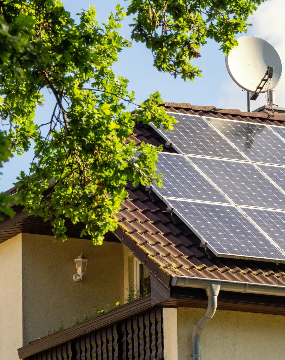 Panneaux solaires et antenne sur un toit ensoleillé