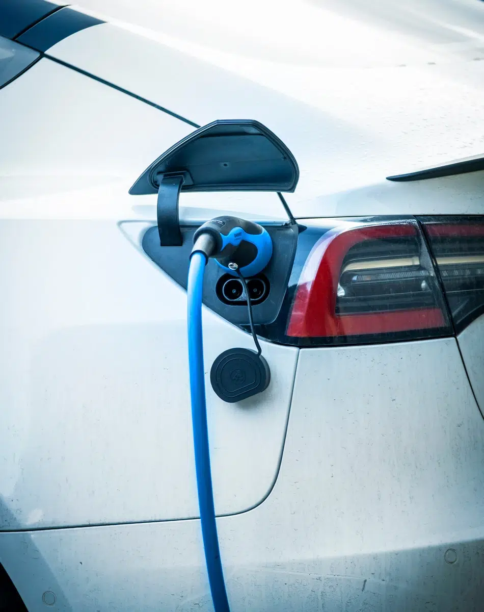 Recharge de voiture électrique | OHELEC Voiture électrique en charge avec câble bleu.